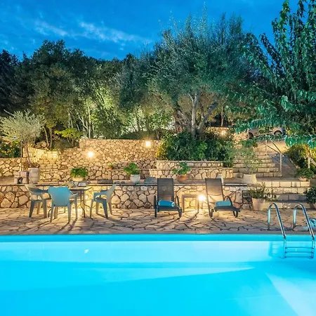 Villa Regina -Hidden Eden With Treehouse & Heated Pool