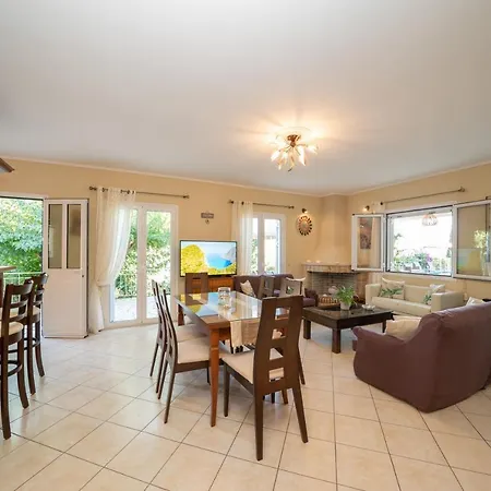 Villa Regina -Hidden Eden With Treehouse & Heated Pool Villa