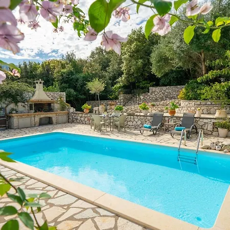 Villa Regina -Hidden Eden With Treehouse & Heated Pool Agia Efimia